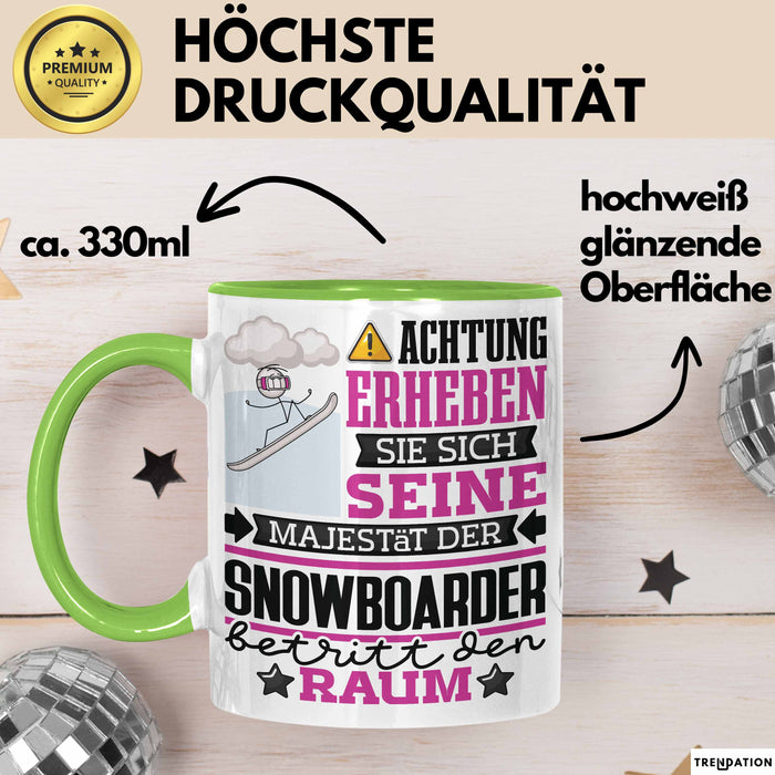 Snowboarder Geschenk Tasse Lustiger Spruch Erheben Sie Sich Der Snowboarder Betritt den Raum Grün Trendation