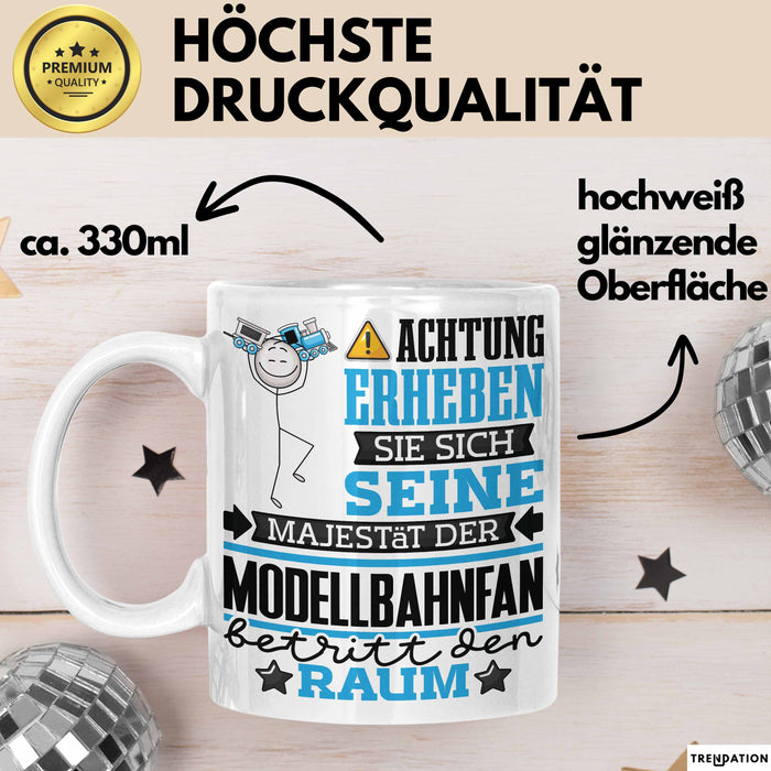 Modellbahnfan Geschenk Tasse Lustiger Spruch Erheben Sie Sich Der Modellbahnfan Betritt den Raum Weiß Trendation