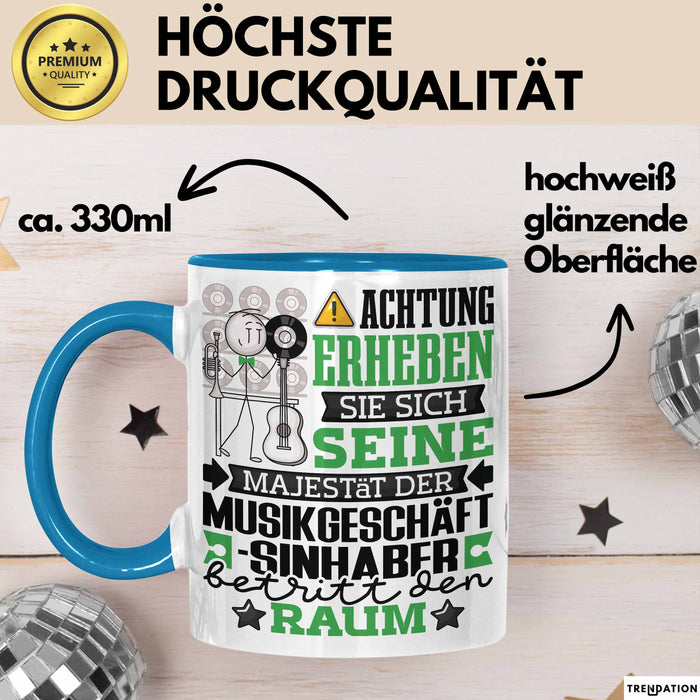 Musikgeschäftsinhaber Geschenk Tasse Lustiger Spruch Erheben Sie Sich Der Musikgeschäftsinhaber Betritt den Raum Blau Trendation