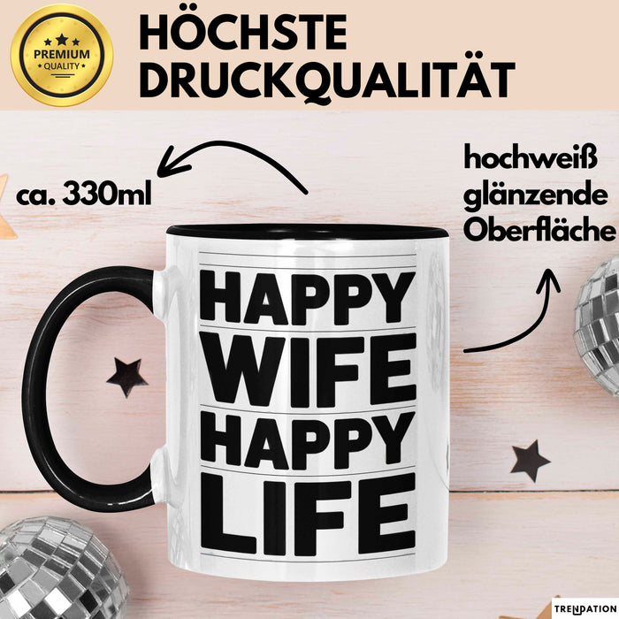 Ehefrau Ehefrauen Ehemänner Sarkasmus Tasse Becher Geschenk Lustige Geschenkidee Spruch Glückliche Frau Glückliches Leben Trendation