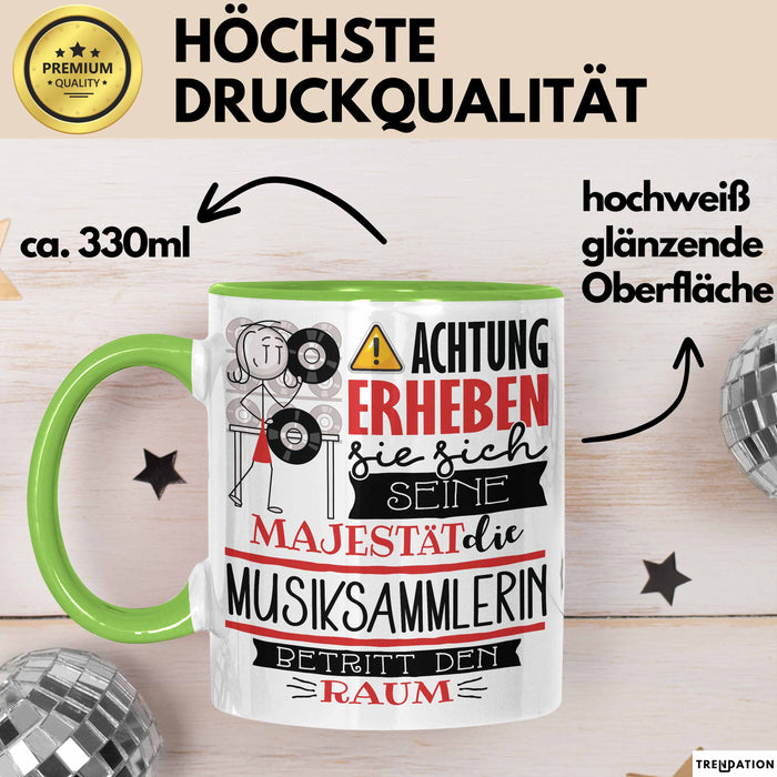 Musiksammlerin Tasse Geschenk Lustiger Spruch Bitte Erheben Sie Sich Seine Majestät Die Musiksammlerin Betritt Den Raum Grün Trendation