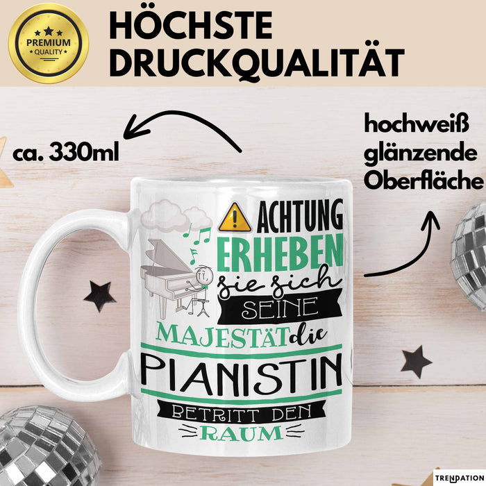 Pianistin Tasse Geschenk Lustiger Spruch Bitte Erheben Sie Sich Seine Majestät Die Pianistin Betritt Den Raum Weiß Trendation