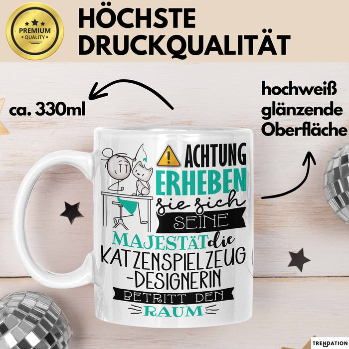 Katzenspielzeug-Designerin Tasse Geschenk Lustiger Spruch Bitte Erheben Sie Sich Seine Majestät Die Katzenspielzeug-Designerin Betritt Den Raum Weiß Trendation