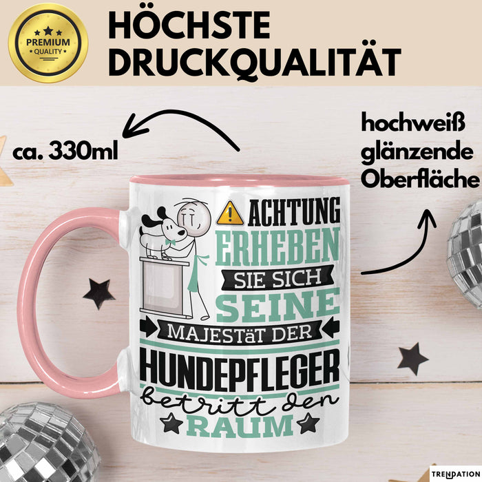 Hundepfleger Geschenk Tasse Lustiger Spruch Erheben Sie Sich Der Hundepfleger Betritt den Raum Rosa Trendation