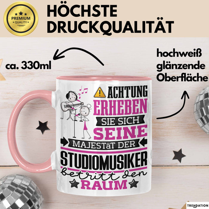 Studiomusiker Geschenk Tasse Lustiger Spruch Erheben Sie Sich Der Studiomusiker Betritt den Raum Rosa Trendation