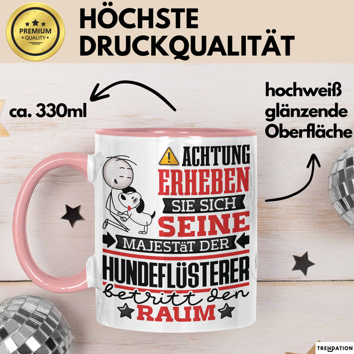 Hundeflüsterer Geschenk Tasse Lustiger Spruch Erheben Sie Sich Der Hundeflüsterer Betritt den Raum Rosa Trendation