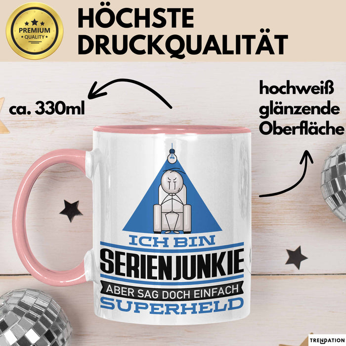 Serienjunkie Geschenk Tasse Ich Bin Serienjunkie Aber Sag Doch Einfach Superheld Lustige Geschenkdiee für Serienjunkie Kaffee-Becher Rosa Trendation