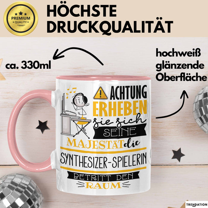 Synthesizer-Spielerin Tasse Geschenk Lustiger Spruch Bitte Erheben Sie Sich Seine Majestät Die Synthesizer-Spielerin Betritt Den Raum Rosa Trendation