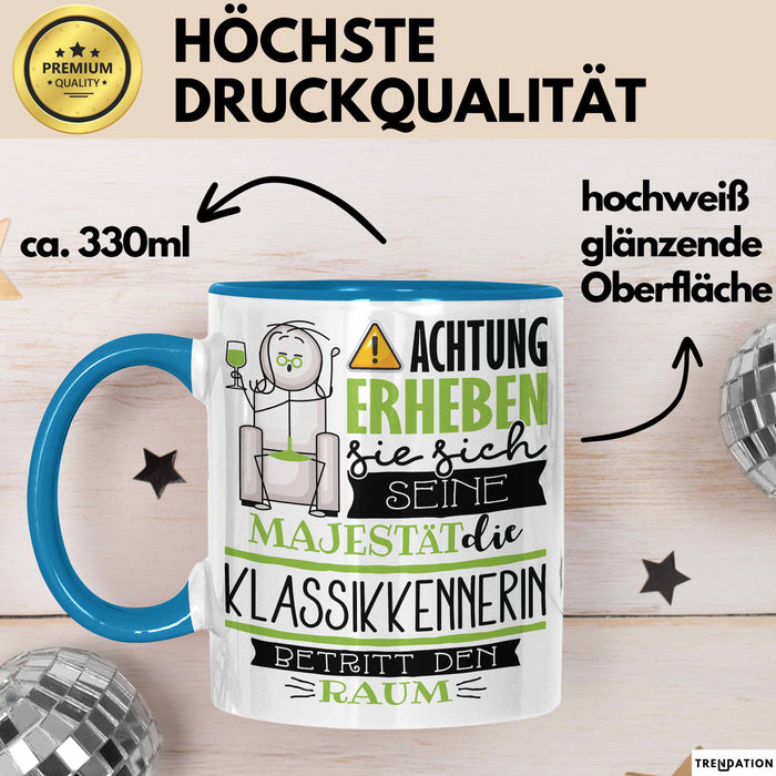 Klassikkennerin Tasse Geschenk Lustiger Spruch Bitte Erheben Sie Sich Seine Majestät Die Klassikkennerin Betritt Den Raum Blau Trendation