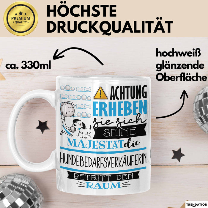 Hundebedarfsverkäuferin Tasse Geschenk Lustiger Spruch Bitte Erheben Sie Sich Seine Majestät Die Hundebedarfsverkäuferin Betritt Den Raum Weiß Trendation