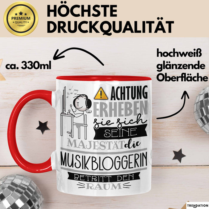 Musikbloggerin Tasse Geschenk Lustiger Spruch Bitte Erheben Sie Sich Seine Majestät Die Musikbloggerin Betritt Den Raum Rot Trendation