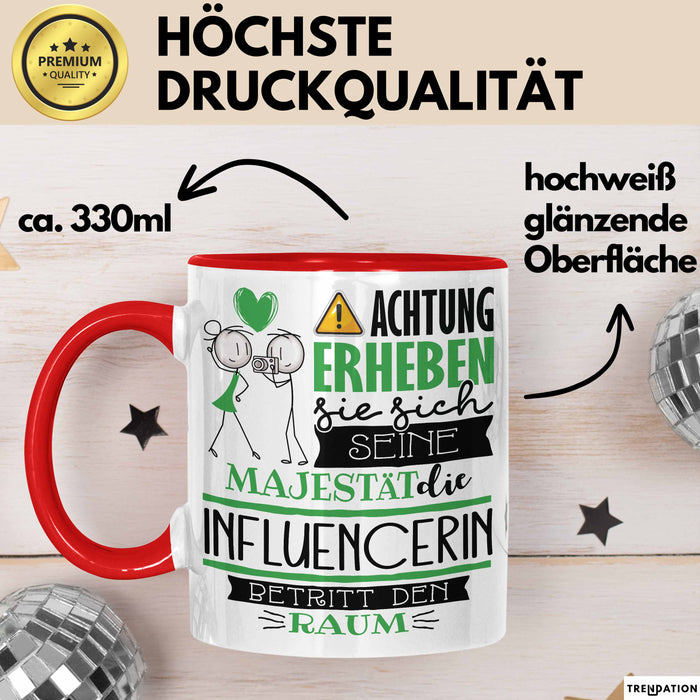 Influencerin Tasse Geschenk Lustiger Spruch Bitte Erheben Sie Sich Seine Majestät Die Influencerin Betritt Den Raum Rot Trendation