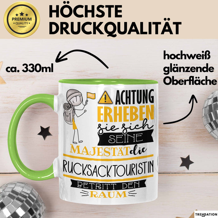 Rucksacktouristin Tasse Geschenk Lustiger Spruch Bitte Erheben Sie Sich Seine Majestät Die Rucksacktouristin Betritt Den Raum Grün Trendation