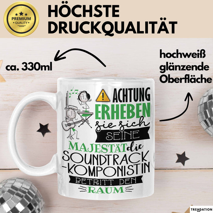 Soundtrack-Komponistin Tasse Geschenk Lustiger Spruch Bitte Erheben Sie Sich Seine Majestät Die Soundtrack-Komponistin Betritt Den Raum Weiß Trendation