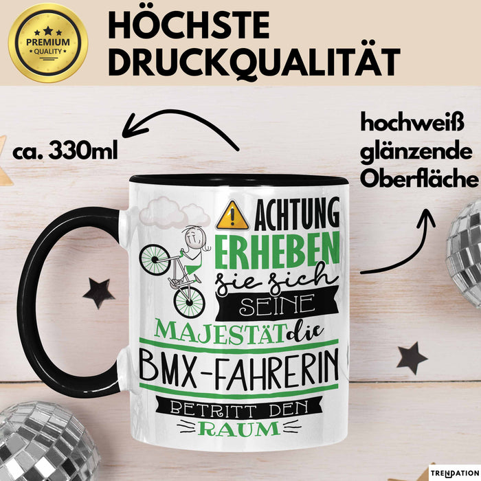 BMX-Fahrerin Tasse Geschenk Lustiger Spruch Bitte Erheben Sie Sich Seine Majestät Die BMX-Fahrerin Betritt Den Raum Schwarz Trendation