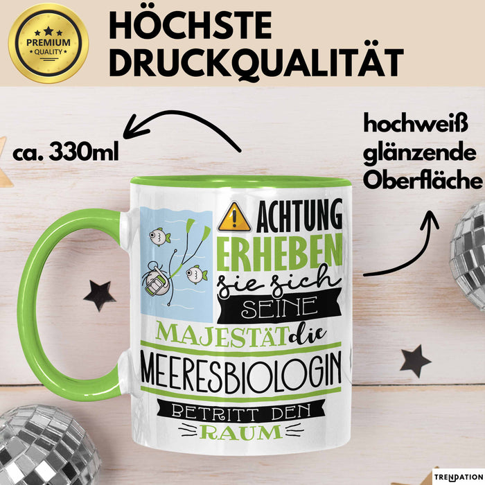 Meeresbiologin Tasse Geschenk Lustiger Spruch Bitte Erheben Sie Sich Seine Majestät Die Meeresbiologin Betritt Den Raum Grün Trendation