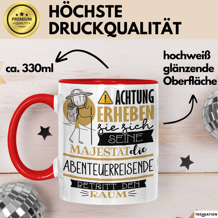 Abenteuerreisende Tasse Geschenk Lustiger Spruch Bitte Erheben Sie Sich Seine Majestät Die Abenteuerreisende Betritt Den Raum Rot Trendation
