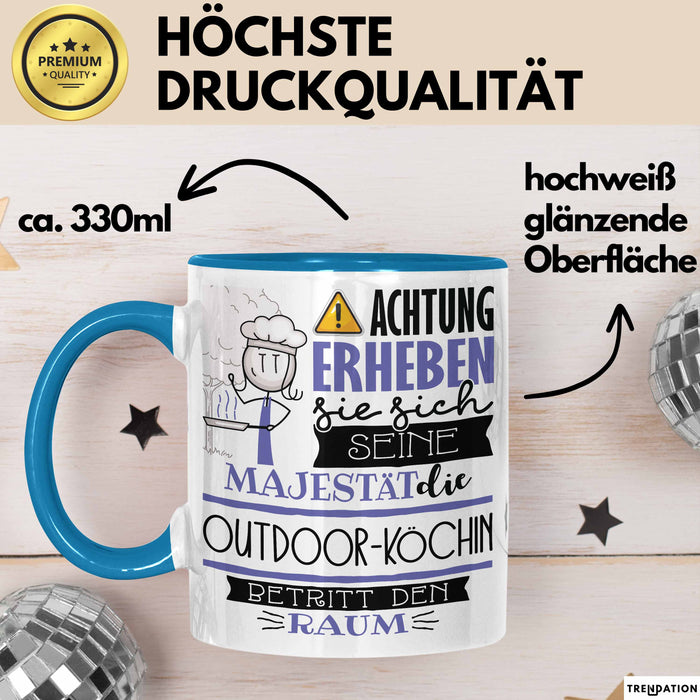 Outdoor-Köchin Tasse Geschenk Lustiger Spruch Bitte Erheben Sie Sich Seine Majestät Die Outdoor-Köchin Betritt Den Raum Blau Trendation
