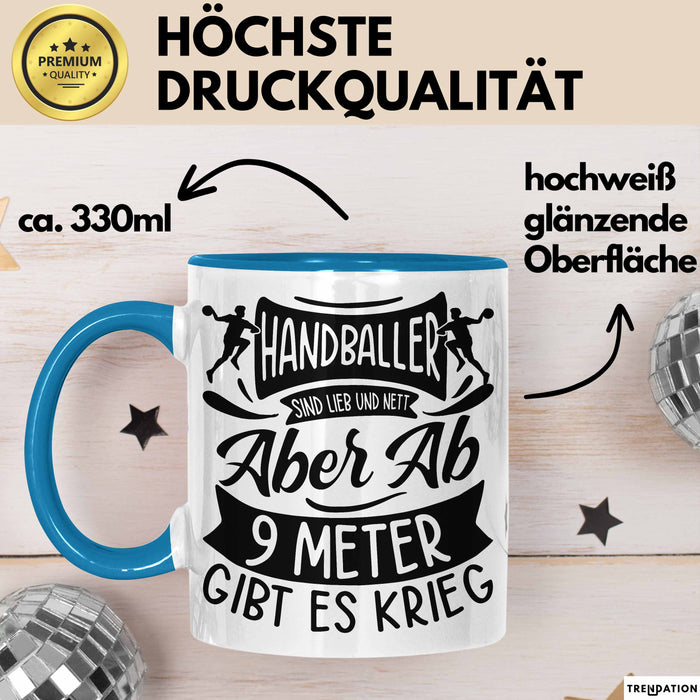 Handball Geschenk Tasse Geschenkidee Handball-Spieler Handballspielerin Mädchen Jungs Kaffee-Becher Ab 9 Meter Gibt Es Krieg Blau Trendation