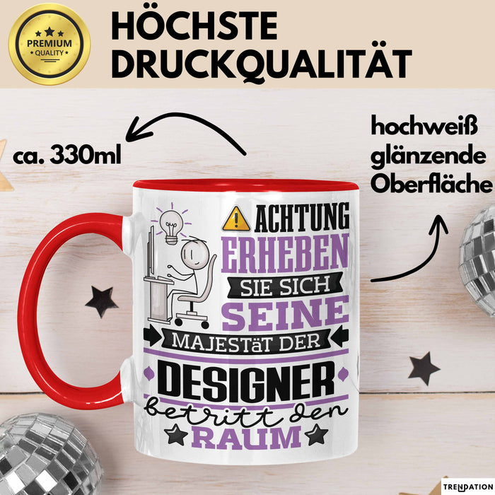 Designer Geschenk Tasse Lustiger Spruch Erheben Sie Sich Der Designer Betritt den Raum Rot Trendation