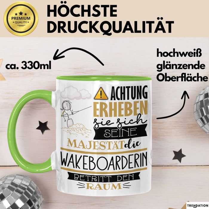 Wakeboarderin Tasse Geschenk Lustiger Spruch Bitte Erheben Sie Sich Seine Majestät Die Wakeboarderin Betritt Den Raum Grün Trendation