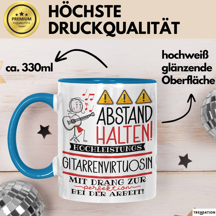 Gitarrenvirtuosin Tasse Geschenk Lustig Abstand Halten Hochleistungs-Gitarrenvirtuosin Mit Drang Zur Perfektion Bei Der Arbeit Blau Trendation