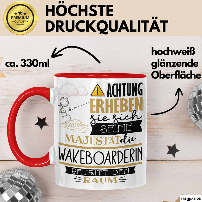 Wakeboarderin Tasse Geschenk Lustiger Spruch Bitte Erheben Sie Sich Seine Majestät Die Wakeboarderin Betritt Den Raum Rot Trendation