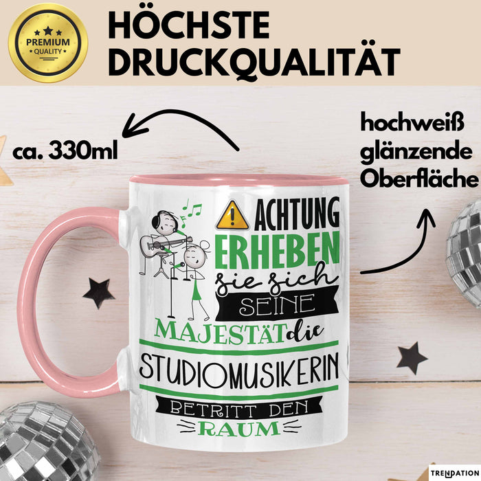 Studiomusikerin Tasse Geschenk Lustiger Spruch Bitte Erheben Sie Sich Seine Majestät Die Studiomusikerin Betritt Den Raum Rosa Trendation