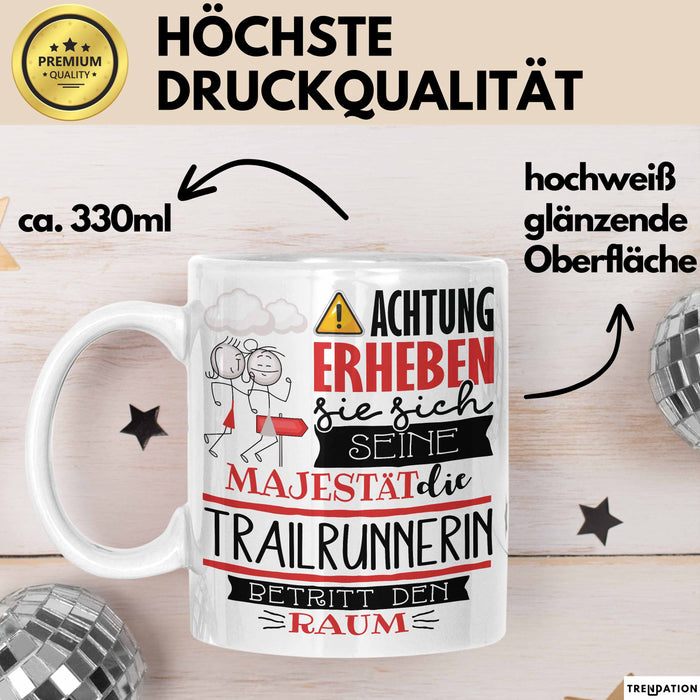 Trailrunnerin Tasse Geschenk Lustiger Spruch Bitte Erheben Sie Sich Seine Majestät Die Trailrunnerin Betritt Den Raum Weiß Trendation
