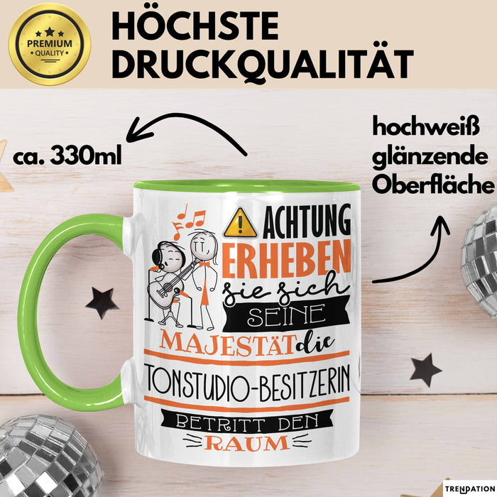 Tonstudio-Besitzerin Tasse Geschenk Lustiger Spruch Bitte Erheben Sie Sich Seine Majestät Die Tonstudio-Besitzerin Betritt Den Raum Grün Trendation