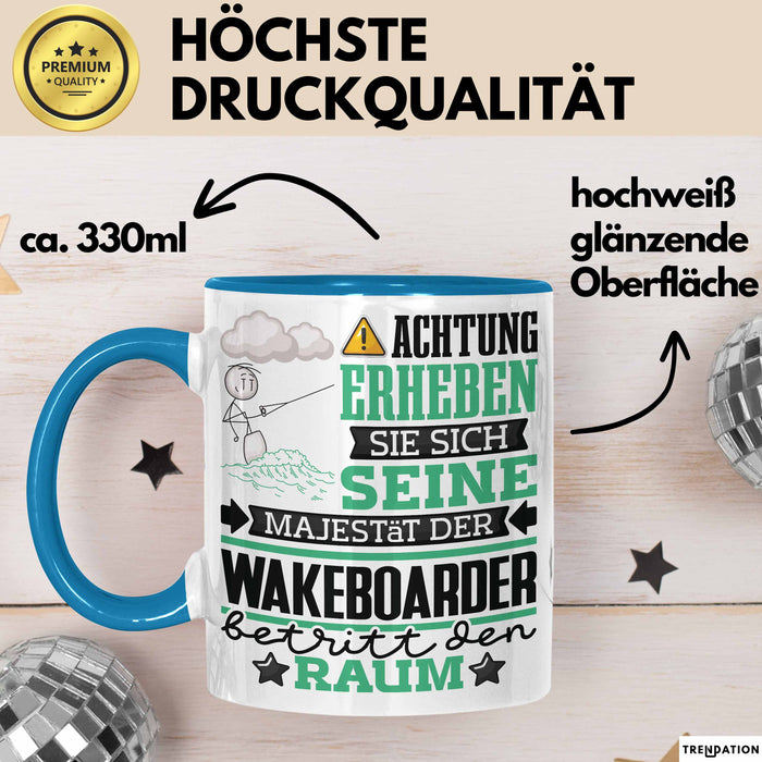Wakeboarder Geschenk Tasse Lustiger Spruch Erheben Sie Sich Der Wakeboarder Betritt den Raum Blau Trendation
