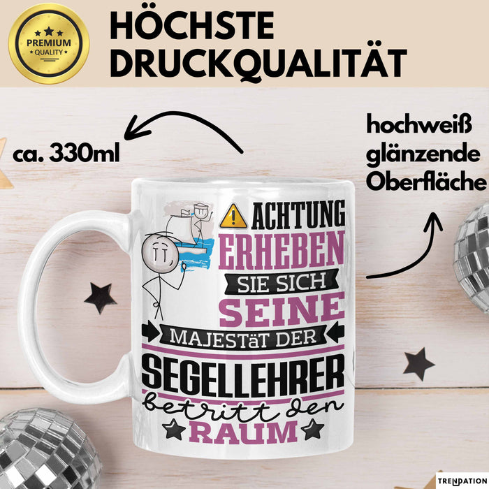 Segellehrer Geschenk Tasse Lustiger Spruch Erheben Sie Sich Der Segellehrer Betritt den Raum Weiß Trendation