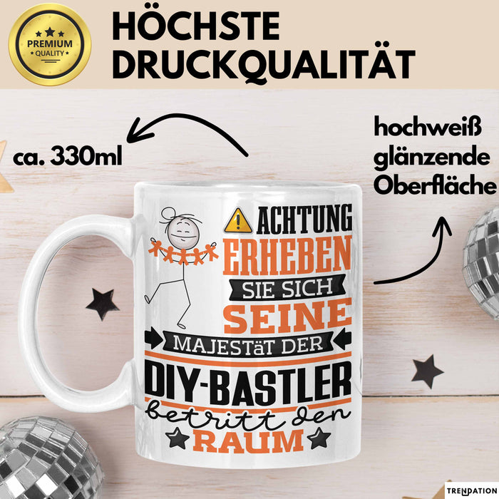 DIY-Bastler Geschenk Tasse Lustiger Spruch Erheben Sie Sich Der DIY-Bastler Betritt den Raum Weiß Trendation