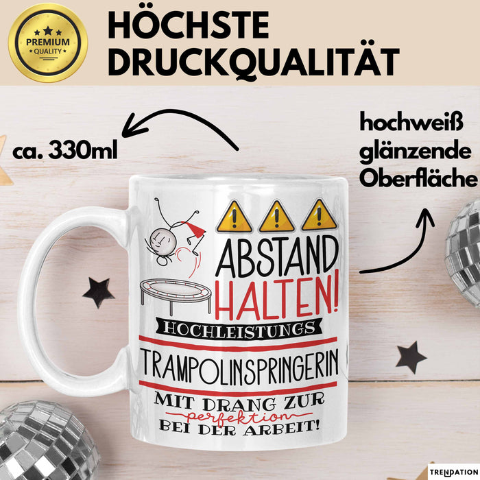 Trampolinspringerin Tasse Geschenk Lustig Abstand Halten Hochleistungs-Trampolinspringerin Mit Drang Zur Perfektion Bei Der Arbeit Weiß Trendation
