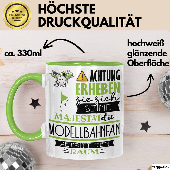 Modellbahnfan Tasse Geschenk Lustiger Spruch Bitte Erheben Sie Sich Seine Majestät Die Modellbahnfan Betritt Den Raum Grün Trendation