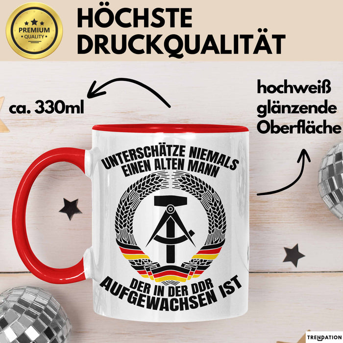 DDR Mann Tasse Geschenk Unterschätze Niemals Einen Alten Mann Der In Der DDR AufgewachsenIst Kaffee-Becher Rot Trendation