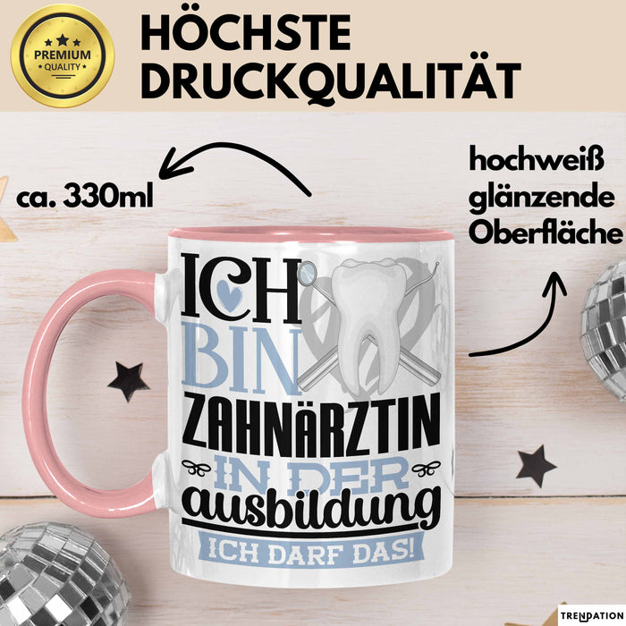 Zahnärztin Ausbildung Start Geschenk Tasse Ich Bin Zahnärztin In Der Ausbildung Ich Darf Das Kaffee-Becher Geschenkidee Rosa Trendation