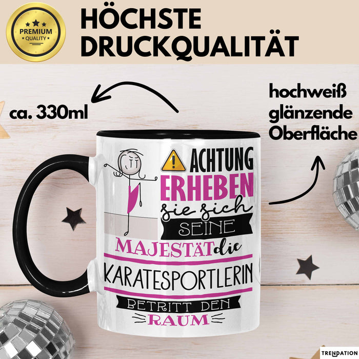 Karatesportlerin Tasse Geschenk Lustiger Spruch Bitte Erheben Sie Sich Seine Majestät Die Karatesportlerin Betritt Den Raum Schwarz Trendation