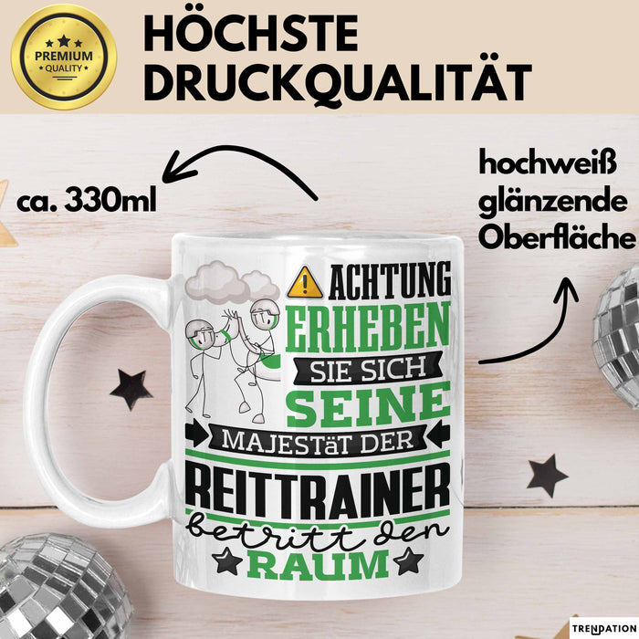 Reittrainer Geschenk Tasse Lustiger Spruch Erheben Sie Sich Der Reittrainer Betritt den Raum Weiß Trendation