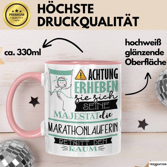 Marathonläuferin Tasse Geschenk Lustiger Spruch Bitte Erheben Sie Sich Seine Majestät Die Marathonläuferin Betritt Den Raum Rosa Trendation