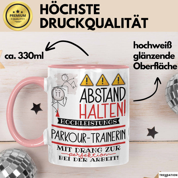 Parkour-Trainerin Tasse Geschenk Lustig Abstand Halten Hochleistungs-Parkour-Trainerin Mit Drang Zur Perfektion Bei Der Arbeit Rosa Trendation