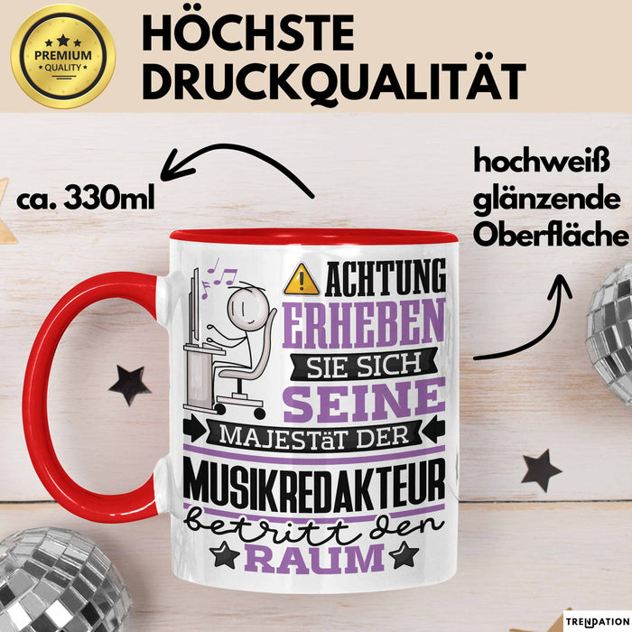 Musikredakteur Geschenk Tasse Lustiger Spruch Erheben Sie Sich Der Musikredakteur Betritt den Raum Rot Trendation
