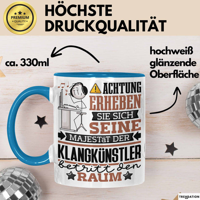 Klangkünstler Geschenk Tasse Lustiger Spruch Erheben Sie Sich Der Klangkünstler Betritt den Raum Blau Trendation