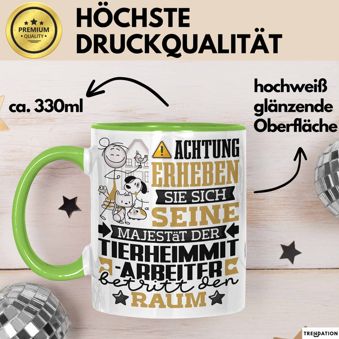 Tierheimmitarbeiter Geschenk Tasse Lustiger Spruch Erheben Sie Sich Der Tierheimmitarbeiter Betritt den Raum Grün Trendation