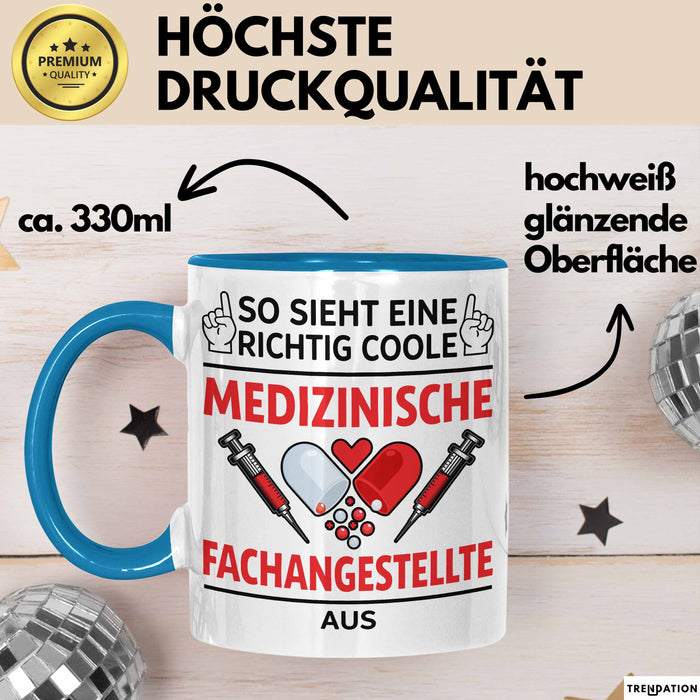 Medizinischer Assistent Arzt Tasse Geschenk Lustige Geschenkidee Spruch So Sieht Eine Richtig Coole Medizinische Fachangestellte Aus Blau Trendation