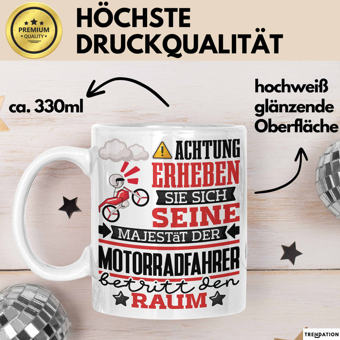 Motorradfahrer Geschenk Tasse Lustiger Spruch Erheben Sie Sich Der Motorradfahrer Betritt den Raum Weiß Trendation