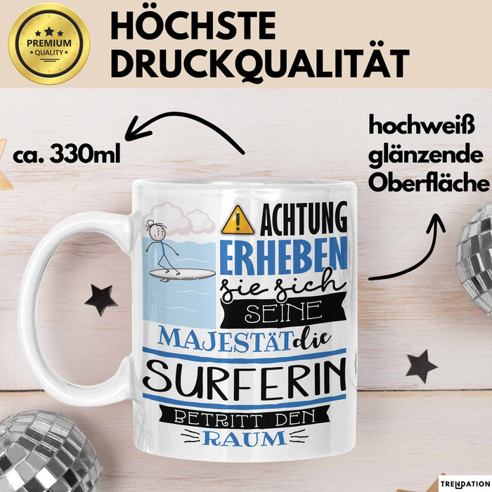 Surferin Tasse Geschenk Lustiger Spruch Bitte Erheben Sie Sich Seine Majestät Die Surferin Betritt Den Raum Weiß Trendation