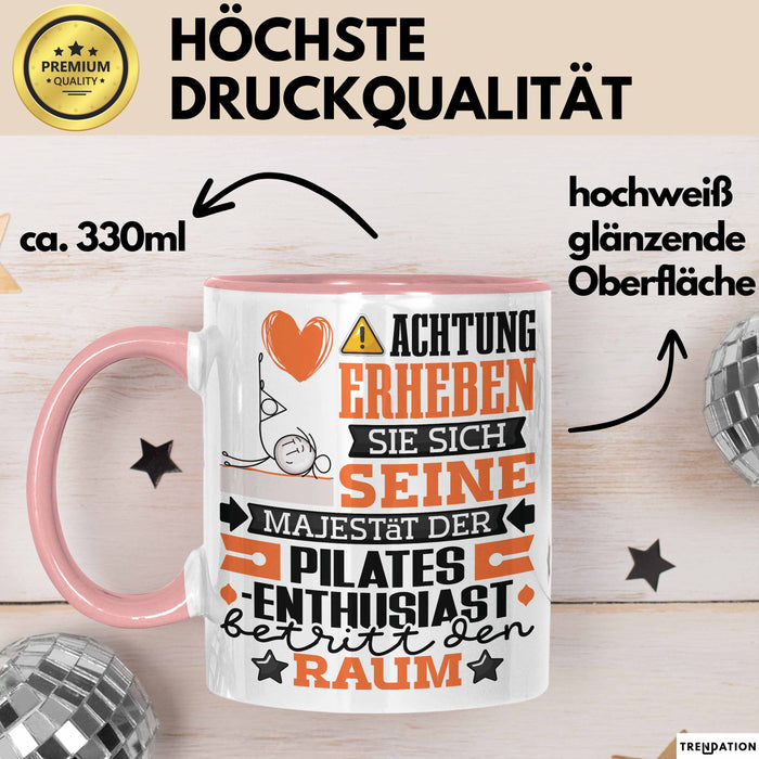 Pilates-Enthusiast Geschenk Tasse Lustiger Spruch Erheben Sie Sich Der Pilates-Enthusiast Betritt den Raum Rosa Trendation
