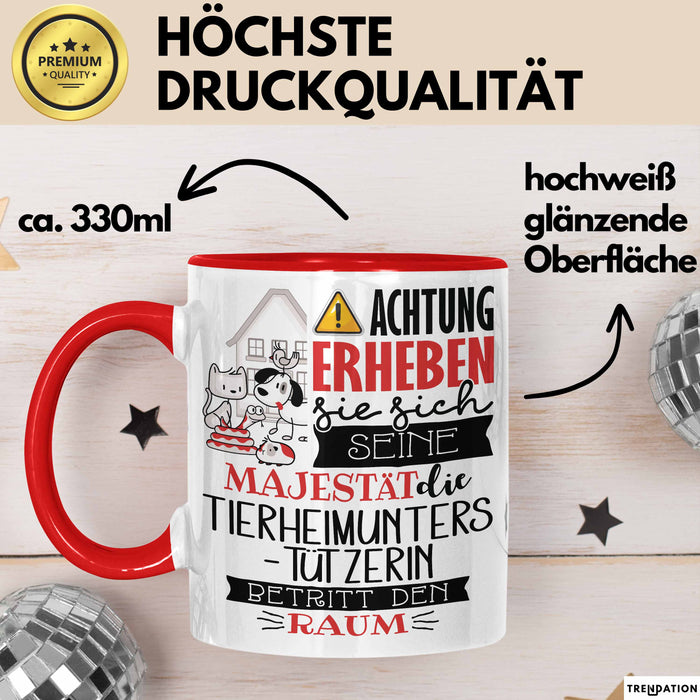 Tierheimunterstützerin Tasse Geschenk Lustiger Spruch Bitte Erheben Sie Sich Seine Majestät Die Tierheimunterstützerin Betritt Den Raum Rot Trendation