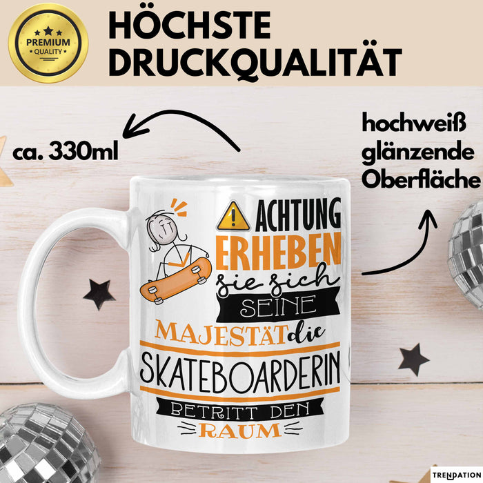 Skateboarderin Tasse Geschenk Lustiger Spruch Bitte Erheben Sie Sich Seine Majestät Die Skateboarderin Betritt Den Raum Weiß Trendation